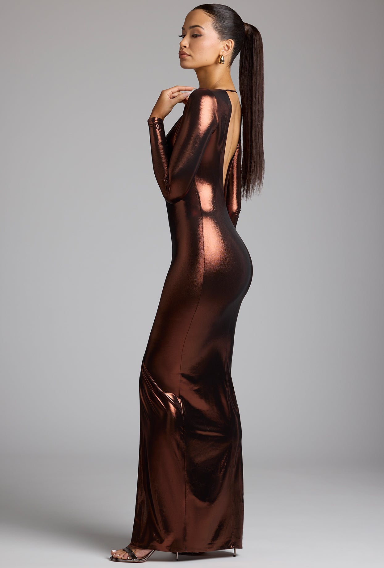 Safiya Long Sleeve Plunge Neck Metallic Jersey Evening Gown in