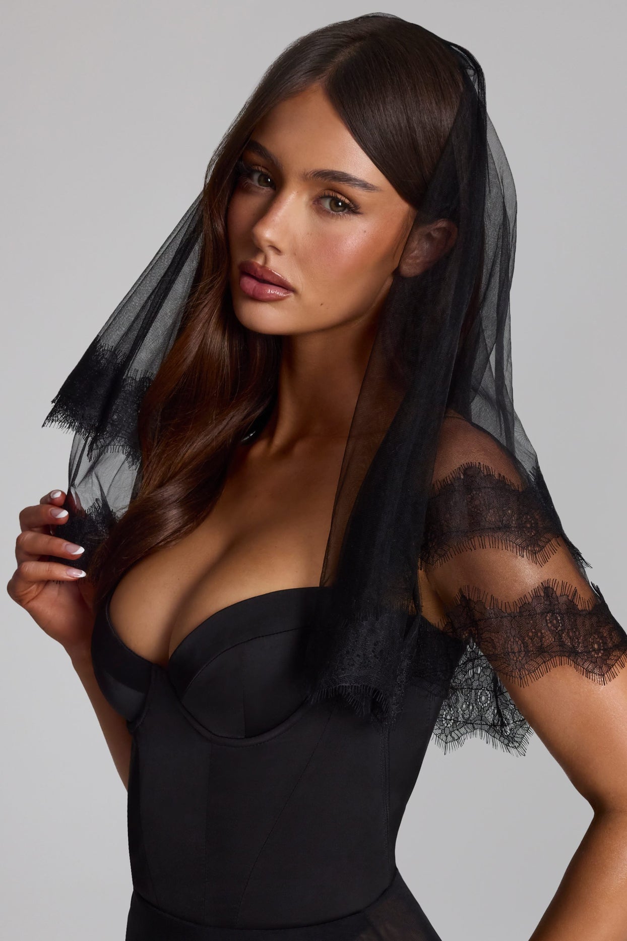 Lace-Trim Veil in Black - 5