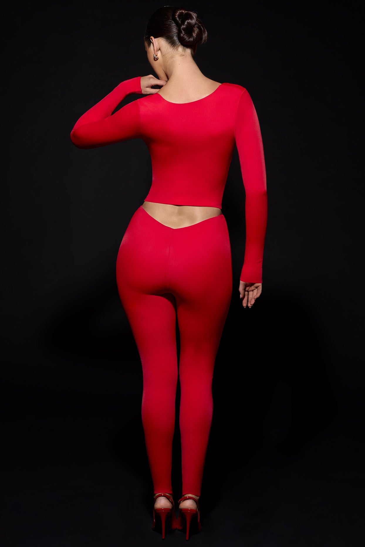 V-Back Mid-Rise Leggings in Fire Red