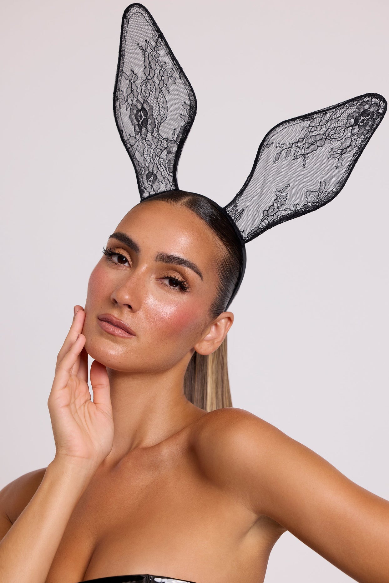 Wired Lace Bunny Ears in Black