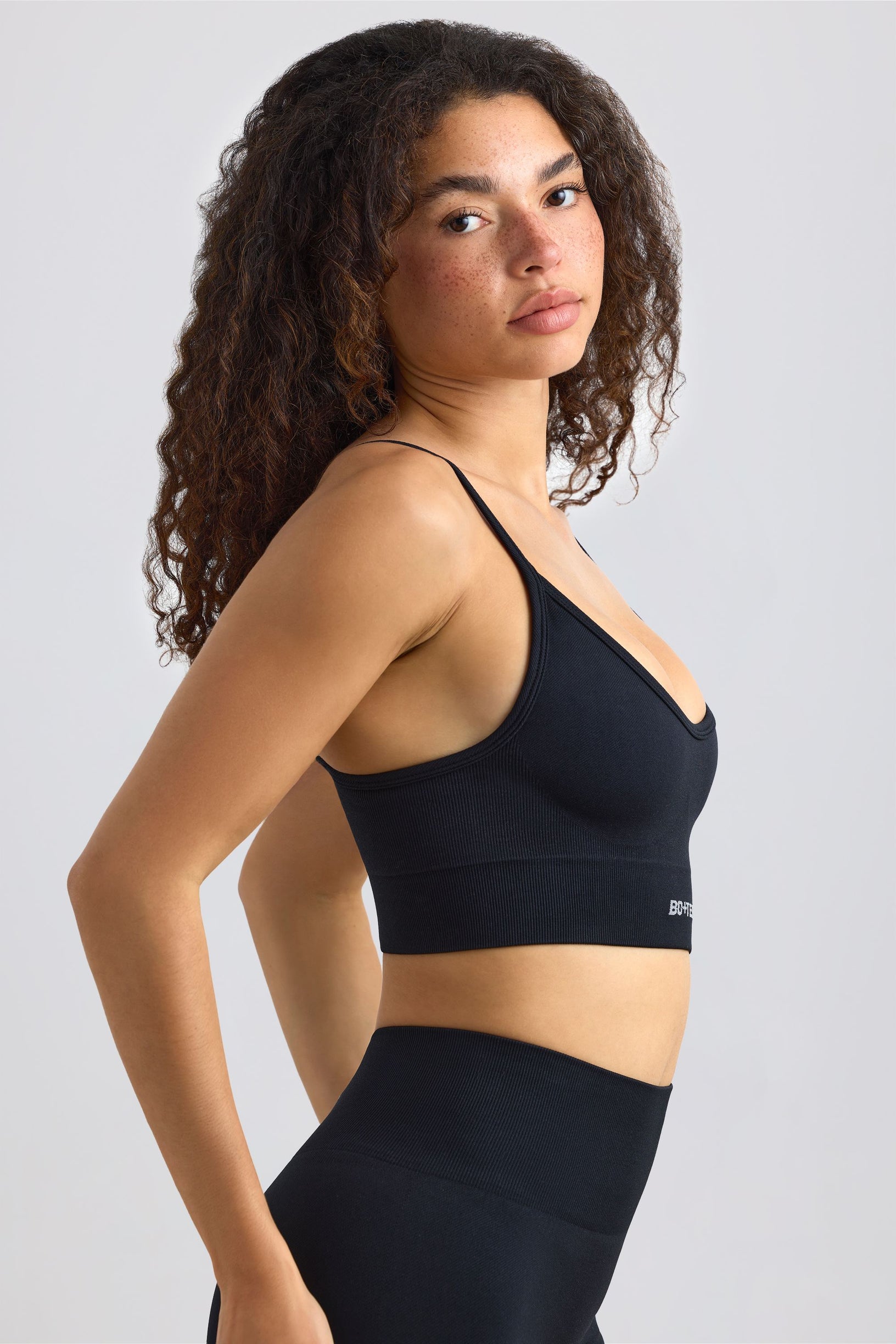 Super Sculpt Seamless Scoop-Neck Sports Bra in Black - 2