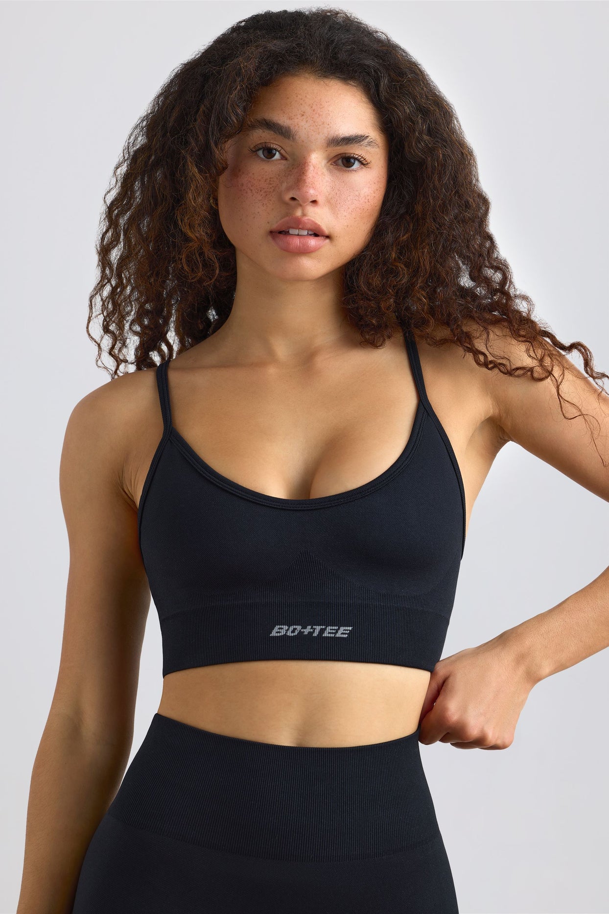 Super Sculpt Seamless Scoop-Neck Sports Bra in Black - 5