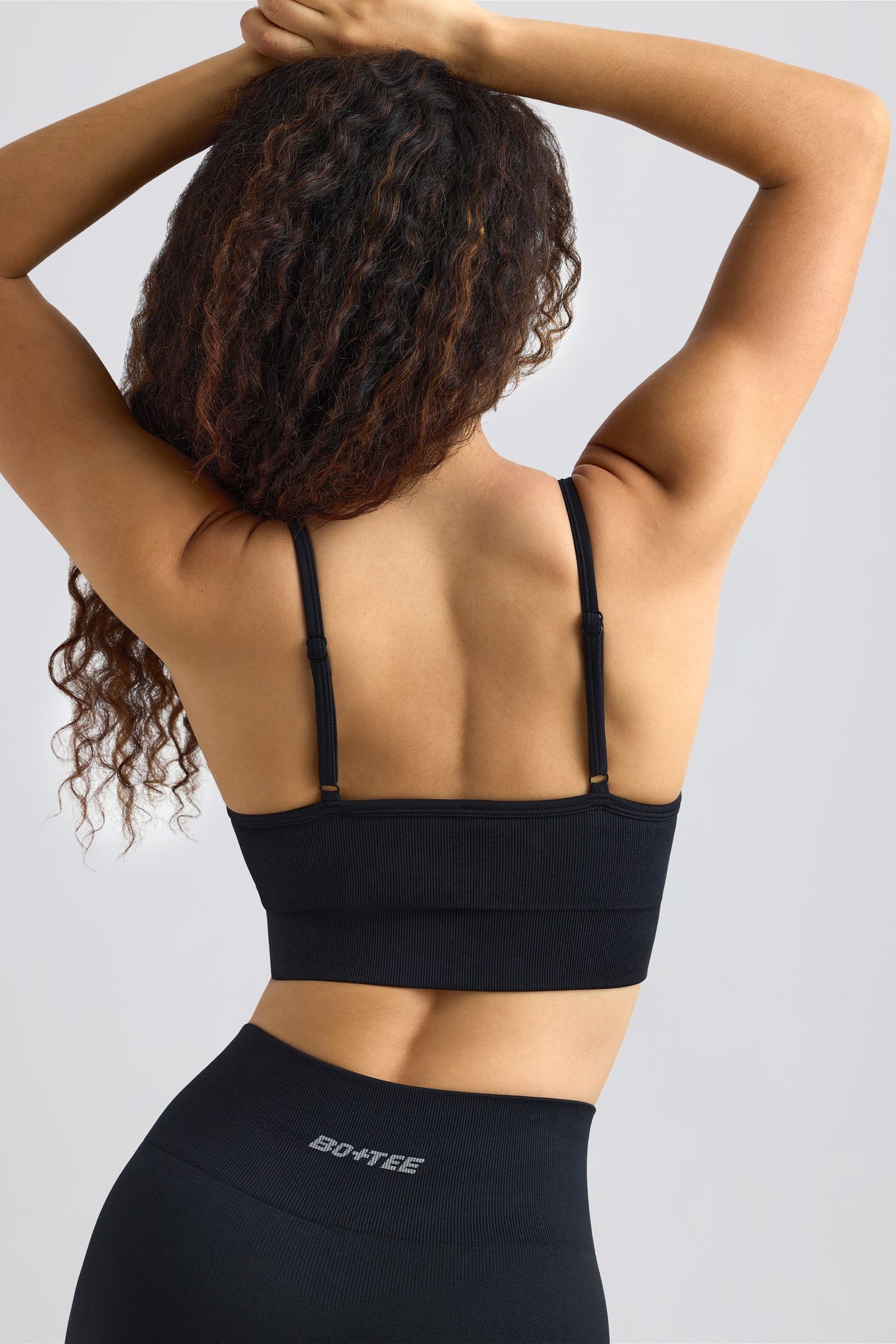 Super Sculpt Seamless Scoop-Neck Sports Bra in Black - 3