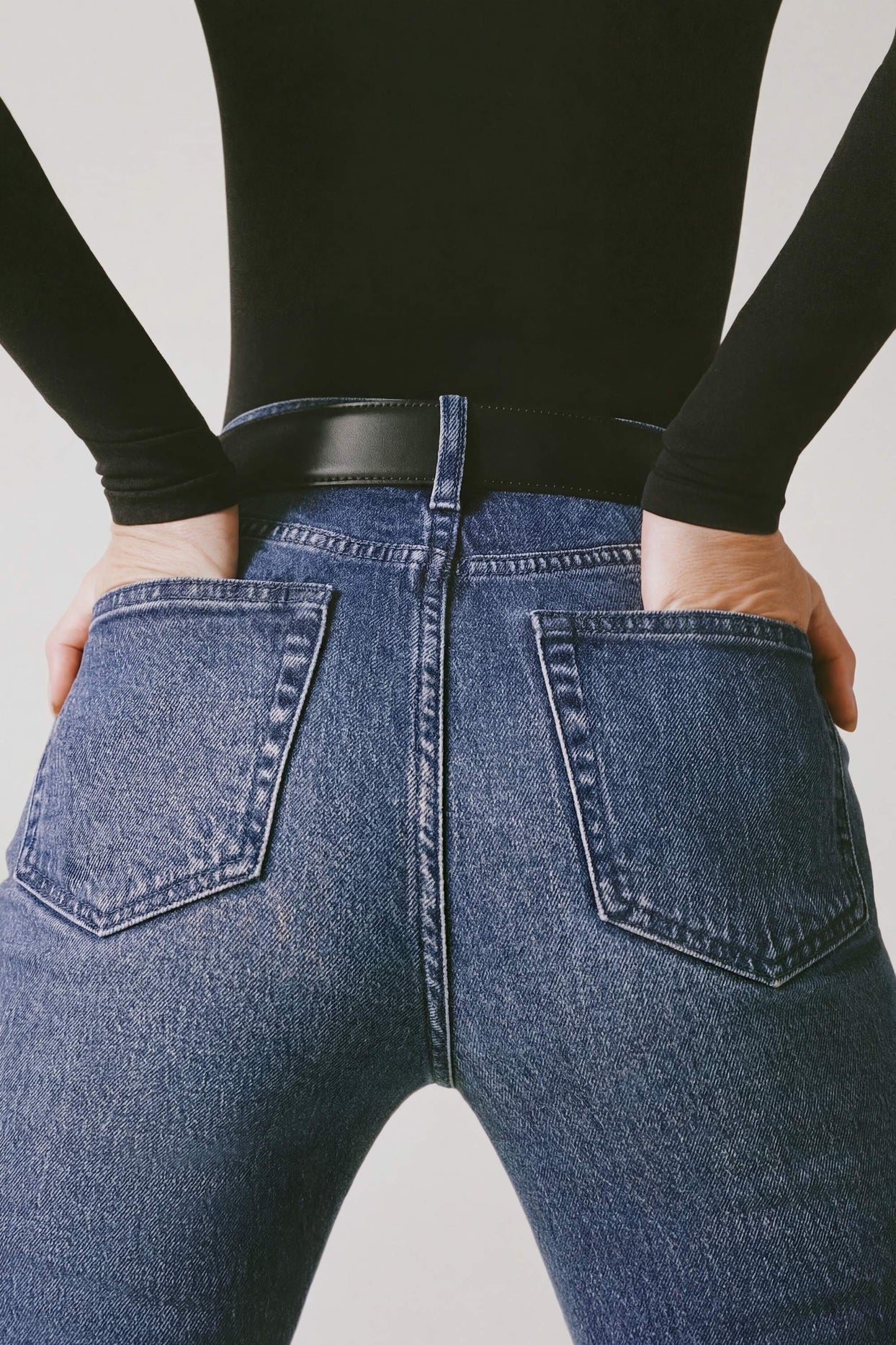 High-Rise Flared Jeans in Indigo Wash - 4