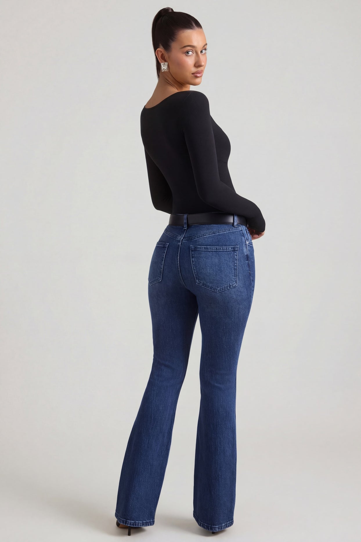 High-Rise Flared Jeans in Indigo Wash - 6