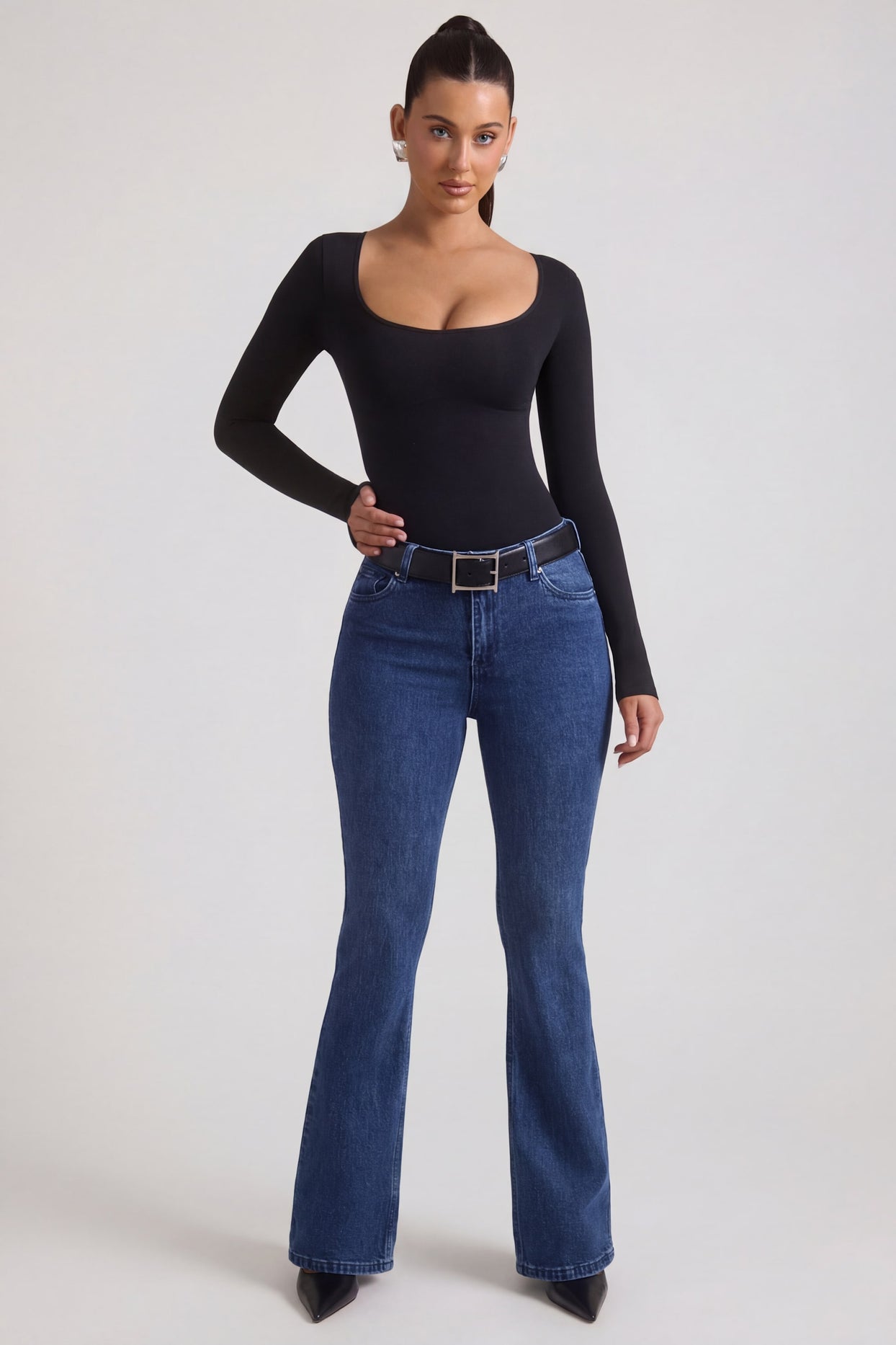 High-Rise Flared Jeans in Indigo Wash - 5