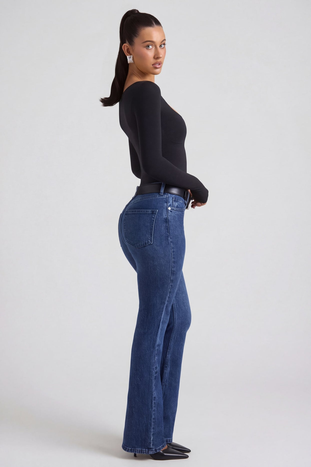 High-Rise Flared Jeans in Indigo Wash - 3