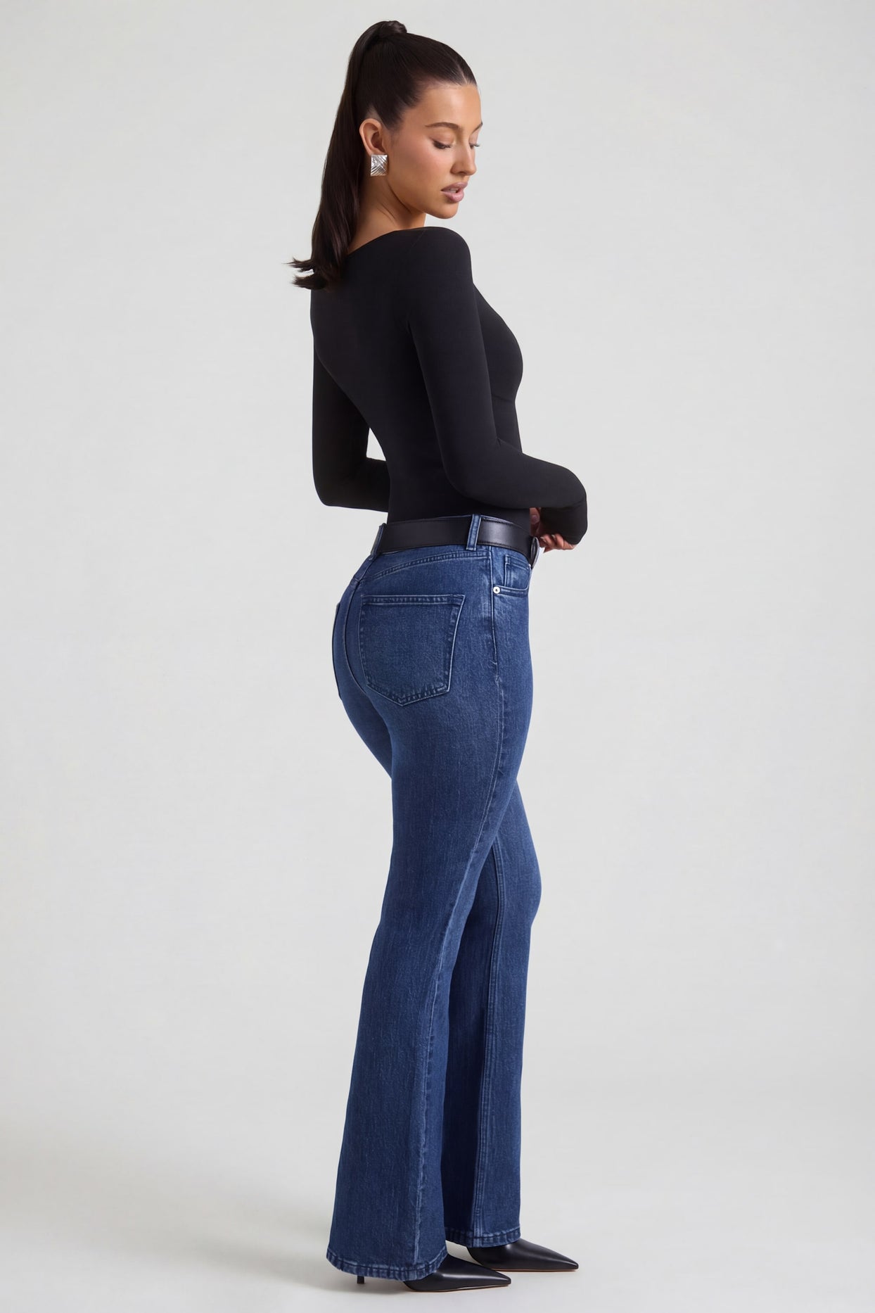 High-Rise Flared Jeans in Indigo Wash - 8
