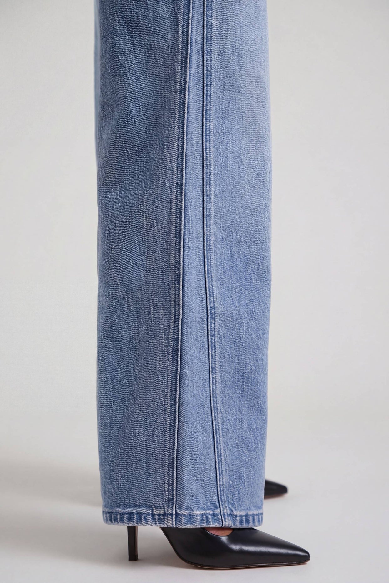 Low-Rise Wide-Leg Jeans in Vintage Wash - 5