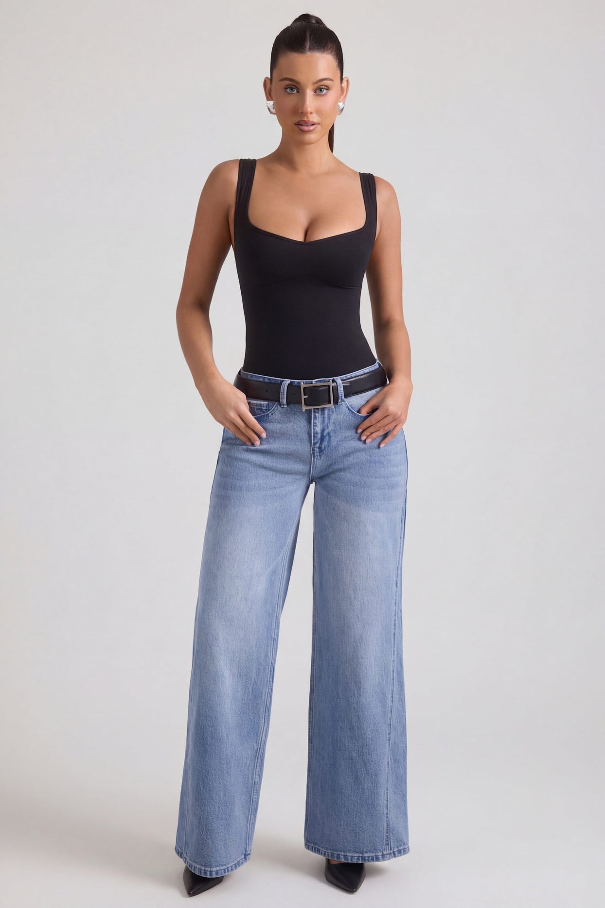 Low-Rise Wide-Leg Jeans in Vintage Wash - 4