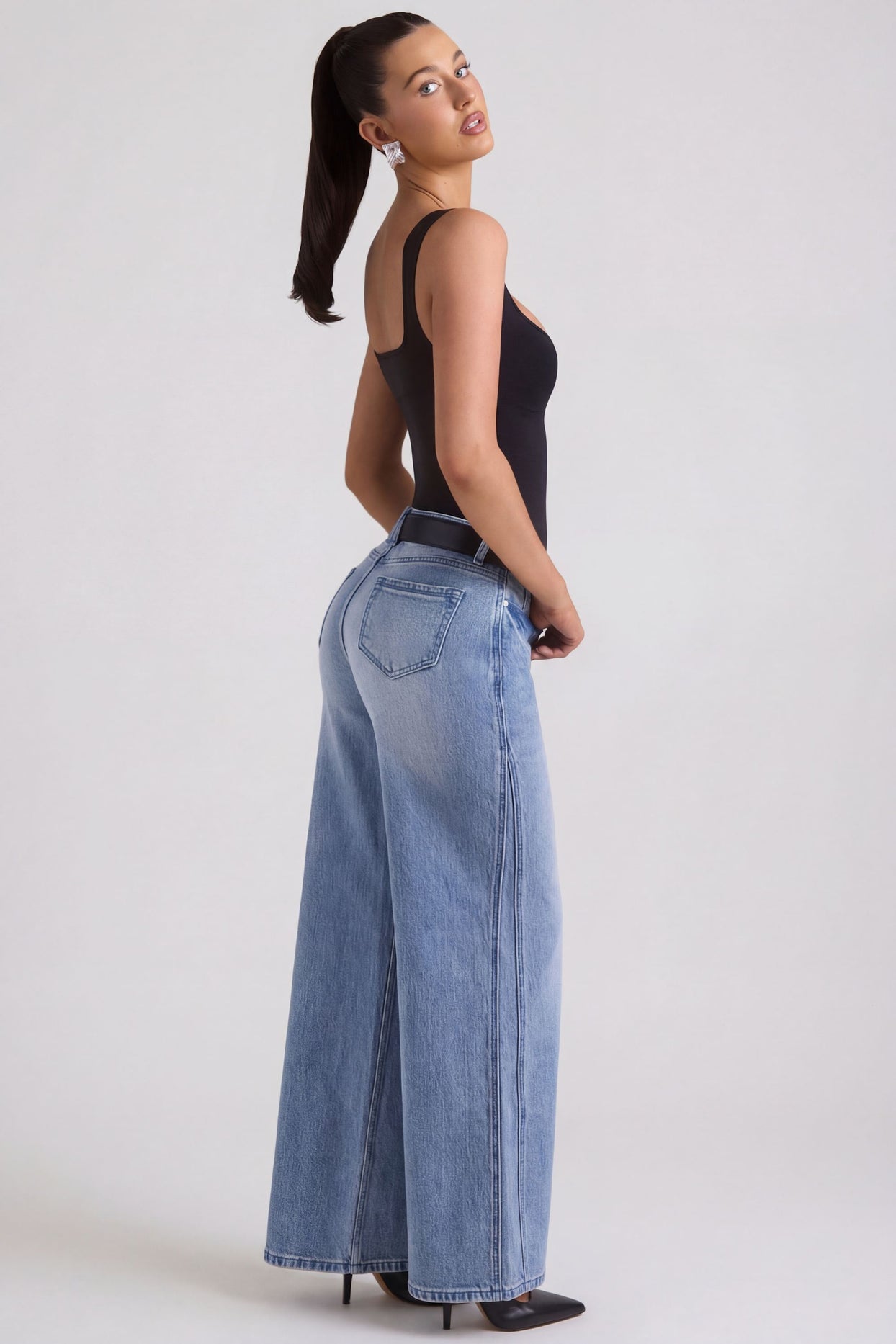 Low-Rise Wide-Leg Jeans in Vintage Wash - 3