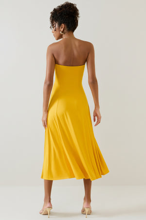 Oh Polly's Duda wearing the Joely Midaxi Dress in Golden Yellow Jersey fabric perfect for summer weddings
