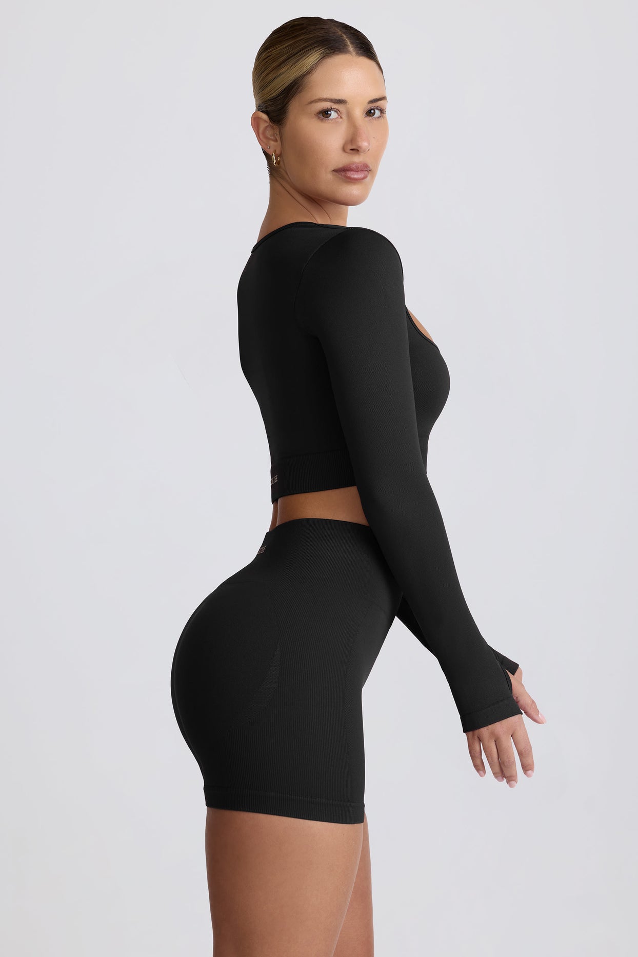 Super Sculpt Seamless Long-Sleeve Crop Top in Black - 4