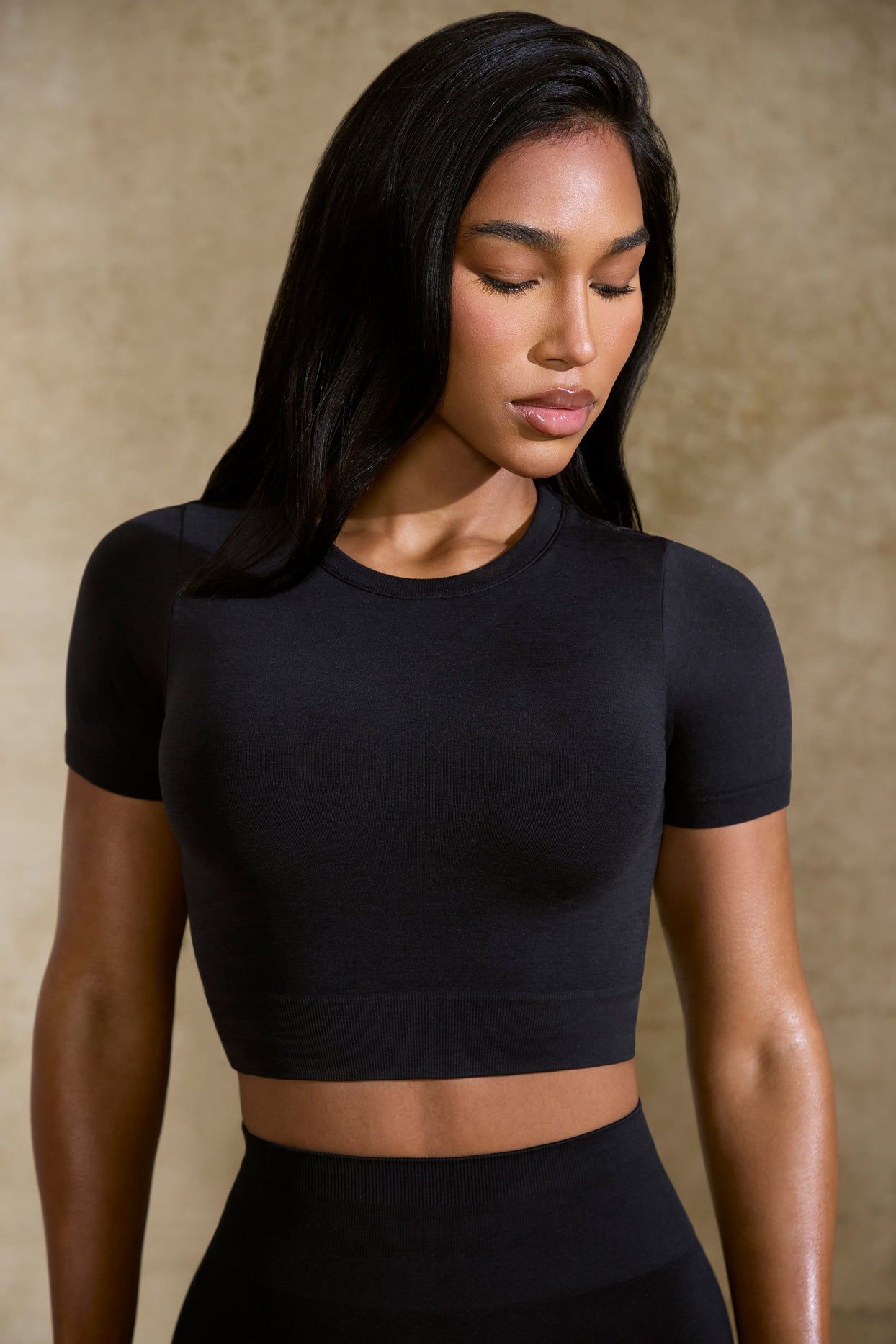 Ribbed-knit crop top in black - Alo Yoga